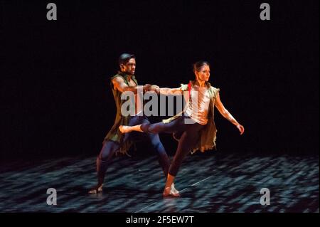 Junor Souza et Alina Cojocaru, du Ballet national anglais, exécutent Deuxième souffle dans le cadre de Lest nous oublions à la Barbican - Londres Banque D'Images