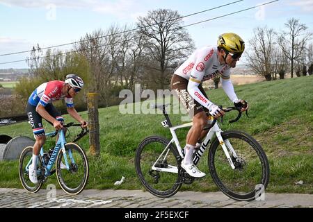 Le néerlandais Mathieu van der Poel d'Alpecin-Fenix et le belge Greg Van Avermaet de l'équipe Citroën d'AG2R photographié en action sur La colline de Paterberg pendant l'E3 Banque D'Images