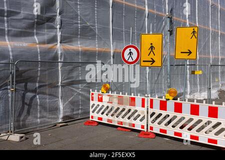 Essen, Rhénanie-du-Nord-Westphalie, Allemagne - barrière de chantier de construction sur une façade de chantier d'échafaudage. Banque D'Images