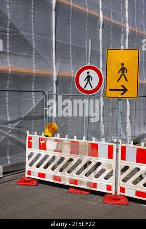 Essen, Rhénanie-du-Nord-Westphalie, Allemagne - barrière de chantier de construction sur une façade de chantier d'échafaudage. Banque D'Images