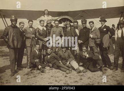 Groupe posé autour de la Caproni ca. 3 avion. Fédèle Azari (italien, 1895 - 1930) Banque D'Images