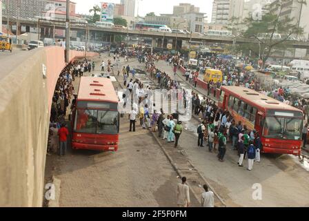 16. Métro de Lagos : files d'attente de trains de banlieue au terminal de bus Rapid Transit (BRT), Obalande, Lagos, Nigeria. Banque D'Images