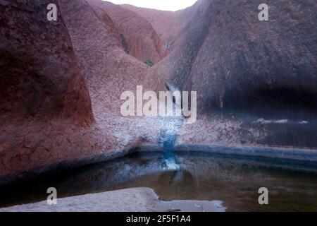 Vue sur le trou d'eau de Mutitjulu, le parc national d'Uluru-Kata Tjuta, l'autoroute Lasseter, Uluru, territoire du Nord, Australie Banque D'Images