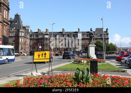 ,Ayr, Ayrshire, Ecosse, la gare d'Ayr doit être complètement fermée pour la première fois dans l'histoire.des barrières seront ramenées à minuit dimanche alors que ScotRail se retire sentalement du hub paralysé.UN plan de secours pour arrêter les trains dans d'autres gares est envisagé. Il s'agit d'un climat de craintes quant au risque accru pour la sécurité publique posé par l'effritant Station Hotel d'Ayr. ScotRail a été forcé de tirer le bouchon sur deux des quatre plates-formes d'Ayr mardi après que d'autres dommages ont été découverts au-dessus de la tête. Banque D'Images