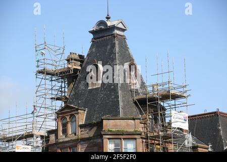 ,Ayr, Ayrshire, Ecosse, la gare d'Ayr doit être complètement fermée pour la première fois dans l'histoire.des barrières seront ramenées à minuit dimanche alors que ScotRail se retire sentalement du hub paralysé.UN plan de secours pour arrêter les trains dans d'autres gares est envisagé. Il s'agit d'un climat de craintes quant au risque accru pour la sécurité publique posé par l'effritant Station Hotel d'Ayr. ScotRail a été forcé de tirer le bouchon sur deux des quatre plates-formes d'Ayr mardi après que d'autres dommages ont été découverts au-dessus de la tête. Banque D'Images