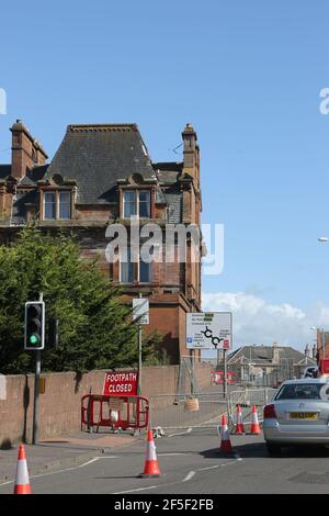 ,Ayr, Ayrshire, Ecosse, la gare d'Ayr doit être complètement fermée pour la première fois dans l'histoire.des barrières seront ramenées à minuit dimanche alors que ScotRail se retire sentalement du hub paralysé.UN plan de secours pour arrêter les trains dans d'autres gares est envisagé. Il s'agit d'un climat de craintes quant au risque accru pour la sécurité publique posé par l'effritant Station Hotel d'Ayr. ScotRail a été forcé de tirer le bouchon sur deux des quatre plates-formes d'Ayr mardi après que d'autres dommages ont été découverts au-dessus de la tête. Banque D'Images