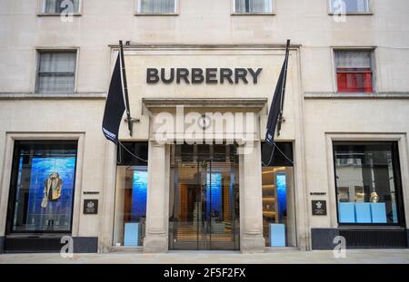 Devant le magasin Burberry, les boutiques de luxe ont fermé pendant le confinement de Covid-19 le 26 mars 2021 à Bond Street à Londres Banque D'Images