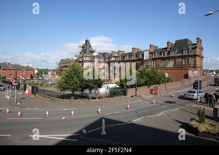 ,Ayr, Ayrshire, Ecosse, la gare d'Ayr doit être complètement fermée pour la première fois dans l'histoire.des barrières seront ramenées à minuit dimanche alors que ScotRail se retire sentalement du hub paralysé.UN plan de secours pour arrêter les trains dans d'autres gares est envisagé. Il s'agit d'un climat de craintes quant au risque accru pour la sécurité publique posé par l'effritant Station Hotel d'Ayr. ScotRail a été forcé de tirer le bouchon sur deux des quatre plates-formes d'Ayr mardi après que d'autres dommages ont été découverts au-dessus de la tête. Banque D'Images