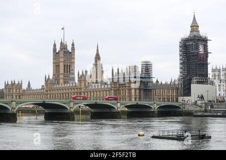 Vue générale des bus de Londres qui passent au-dessus du pont de Westminster à l' Devant les chambres du Parlement pendant la Journée nationale De réflexion sur l'annonateur Banque D'Images