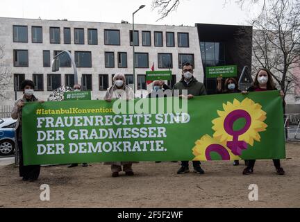 Berlin, Allemagne. 26 mars 2021. Suite au retrait du gouvernement turc de la Convention du Conseil de l'Europe sur la prévention et la lutte contre la violence à l'égard des femmes et la violence domestique (Convention d'Istanbul) et à l'ouverture d'une procédure visant à interdire le parti d'opposition turc HDP, les politiciens du Parti Vert Claudia Roth (3e de gauche) et CEM Özdemir (3e de droite) Protesté devant l'ambassade de Turquie. Credit: Paul Zinken/dpa-Zentralbild/dpa/Alay Live News Banque D'Images