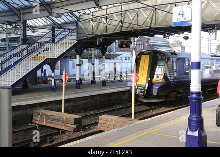 ,Ayr, Ayrshire, Ecosse, la gare d'Ayr doit être complètement fermée pour la première fois dans l'histoire.des barrières seront ramenées à minuit dimanche alors que ScotRail se retire sentalement du hub paralysé.UN plan de secours pour arrêter les trains dans d'autres gares est envisagé. Il s'agit d'un climat de craintes quant au risque accru pour la sécurité publique posé par l'effritant Station Hotel d'Ayr. ScotRail a été forcé de tirer le bouchon sur deux des quatre plates-formes d'Ayr mardi après que d'autres dommages ont été découverts au-dessus de la tête. Banque D'Images