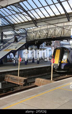 ,Ayr, Ayrshire, Ecosse, la gare d'Ayr doit être complètement fermée pour la première fois dans l'histoire.des barrières seront ramenées à minuit dimanche alors que ScotRail se retire sentalement du hub paralysé.UN plan de secours pour arrêter les trains dans d'autres gares est envisagé. Il s'agit d'un climat de craintes quant au risque accru pour la sécurité publique posé par l'effritant Station Hotel d'Ayr. ScotRail a été forcé de tirer le bouchon sur deux des quatre plates-formes d'Ayr mardi après que d'autres dommages ont été découverts au-dessus de la tête. Banque D'Images