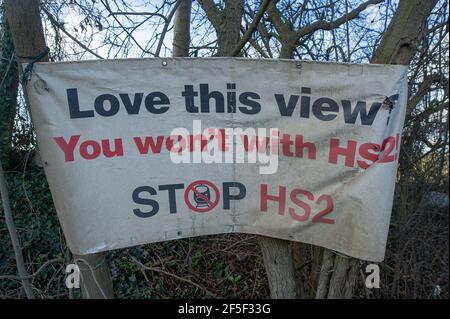 Uxbridge, Royaume-Uni. 19 février 2021. Une bannière anti HS2 au camp de protestation de Harvil Road. HS2 ont détruit des hectares de campagne près de Harvil Road à Uxbridge où ils font des travaux de construction sur le controversé High Speed Rail 2 de Londres à Birmingham. A partir de minuit, HS2 ferme une section de Harvil Road pendant qu'ils se préparent à la détourner. Les militants anti HS2 campent en face de l'enceinte depuis des mois pour essayer de protéger HS2 contre la coupe d'arbres encore plus nombreux. Beaucoup de résidents locaux sont furieux du bruit, de la poussière et de la dévastation de la construction à la campagne. Crédit: Maureen Banque D'Images