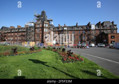 ,Ayr, Ayrshire, Ecosse, la gare d'Ayr doit être complètement fermée pour la première fois dans l'histoire.des barrières seront ramenées à minuit dimanche alors que ScotRail se retire sentalement du hub paralysé.UN plan de secours pour arrêter les trains dans d'autres gares est envisagé. Il s'agit d'un climat de craintes quant au risque accru pour la sécurité publique posé par l'effritant Station Hotel d'Ayr. ScotRail a été forcé de tirer le bouchon sur deux des quatre plates-formes d'Ayr mardi après que d'autres dommages ont été découverts au-dessus de la tête. Banque D'Images