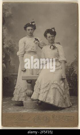 Deux femmes non identifiées portant des robes blanches identiques, avec des fleurs dans les cheveux et sur les robes. Mathilda Ranch (suédois, 1860 - 1938) Banque D'Images