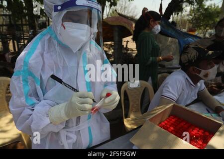 Un travailleur de la santé portant un équipement de protection individuelle (EPI) a vu marquer un échantillon d'écouvillon pour le test Covid-19 RT-PCR sur le côté de la route à Shalimar Bagh.en Inde, 59,118 nouveaux cas confirmés de covid-19 ont été enregistrés dans les 24 dernières heures et le 69e jour de la vaccination, 55 millions de vaccins Covid-19 les doses administrées, et jusqu'à présent 23, 58,731 doses de vaccin ont été administrées au cours des 24 dernières heures. Banque D'Images