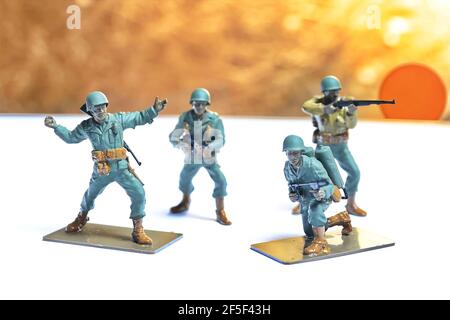 Soldats américains, figurines collées en plastique. Jouet peint à la main.uniformes de la Seconde Guerre mondiale. Banque D'Images