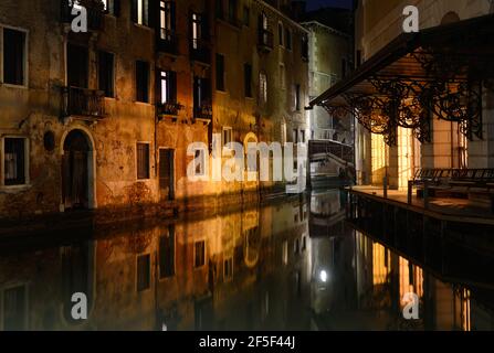 Vue nocturne sur le canal à Venise, Italie Banque D'Images