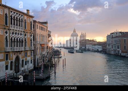 Vue magnifique sur le Grand Canal et la basilique Santa Maria della Salute, Venise, Italie. Photo prise depuis le pont de l'Académie. Banque D'Images