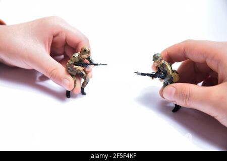 Soldats américains modernes avec arme. Jouet collé en plastique, peint à la main.deux garçons jouant des figurines ensemble. Banque D'Images