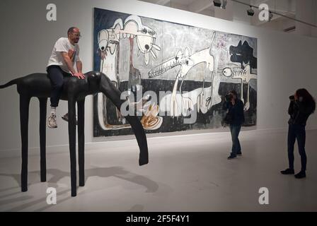 Malaga, Espagne. 26 mars 2021. Rafael Macarron (L-1) pose aux médias au-dessus de sa sculpture lors de l'ouverture de l'exposition au Contemporary Art Center.l'artiste espagnol Rafael Macarron, montre sa première exposition individuelle 'Quince' dans un musée espagnol avec quinze œuvres, de peintures, de dessins et de sculptures en bronze de grand format. Il a participé à des expositions collectives et individuelles en Espagne et dans d'autres pays. L'exposition se tiendra du 26 mars au 6 juin 2021. (Photo de Jesus Merida/SOPA Images/Sipa USA) Credit: SIPA USA/Alay Live News Banque D'Images