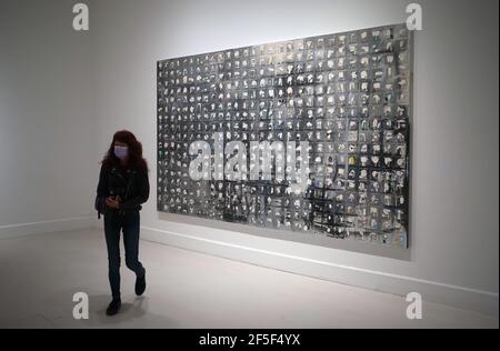 Malaga, Espagne. 26 mars 2021. Un journaliste a vu se promener devant de grandes peintures exposées lors de l'ouverture de l'exposition au Centre d'art contemporain.l'artiste espagnol Rafael Macarron, montre sa première exposition individuelle 'Quince' dans un musée espagnol avec quinze œuvres, de peintures, dessins et sculptures en bronze de grand format. Il a participé à des expositions collectives et individuelles en Espagne et dans d'autres pays. L'exposition se tiendra du 26 mars au 6 juin 2021. (Photo de Jesus Merida/SOPA Images/Sipa USA) Credit: SIPA USA/Alay Live News Banque D'Images