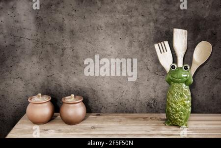 Accessoires de cuisine sur l'étagère pour travailler dans la cuisine. Banque D'Images