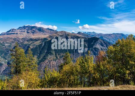 Vue sur le paysage des montagnes autour du Bourg d'Oisans en Auvergne-Rhône-Alpes, France Banque D'Images