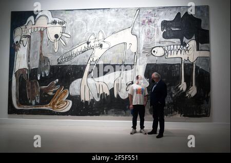 Malaga, Espagne. 26 mars 2021. Rafael Macarron (L-1) a vu discuter avec le commissaire de l'art Fernando Francés, (2-R) lors de l'ouverture de l'exposition au Centre d'art contemporain.l'artiste espagnol Rafael Macarron, montre sa première exposition individuelle 'Quince' dans un musée espagnol avec quinze œuvres, de peintures, dessins et sculptures en bronze de grand format. Il a participé à des expositions collectives et individuelles en Espagne et dans d'autres pays. L'exposition se tiendra du 26 mars au 6 juin 2021. (Photo de Jesus Merida/SOPA Images/Sipa USA) Credit: SIPA USA/Alay Live News Banque D'Images