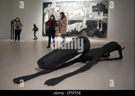 Malaga, Espagne. 26 mars 2021. Les gens chat comme une grande peinture et sculpture sont vues exposées pendant l'ouverture de l'exposition au Centre d'art contemporain.l'artiste espagnol Rafael Macarron, montre sa première exposition individuelle 'Quince' dans un musée espagnol avec quinze œuvres, de peintures, dessins et sculptures de bronze de grand format. Il a participé à des expositions collectives et individuelles en Espagne et dans d'autres pays. L'exposition se tiendra du 26 mars au 6 juin 2021. (Photo de Jesus Merida/SOPA Images/Sipa USA) Credit: SIPA USA/Alay Live News Banque D'Images