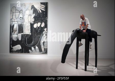 Malaga, Espagne. 26 mars 2021. Rafael Macarron (L-1) pose aux médias sur le dessus de sa sculpture lors de l'ouverture de l'exposition au Contemporary Art Center.l'artiste espagnol Rafael Macarron, montre sa première exposition individuelle 'Quince' dans un musée espagnol avec quinze œuvres, de peintures, de dessins et de sculptures en bronze de grand format. Il a participé à des expositions collectives et individuelles en Espagne et dans d'autres pays. L'exposition se tiendra du 26 mars au 6 juin 2021. (Photo de Jesus Merida/SOPA Images/Sipa USA) Credit: SIPA USA/Alay Live News Banque D'Images