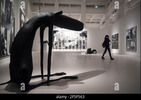 Malaga, Espagne. 26 mars 2021. Un journaliste a vu se promener devant des peintures et des sculptures exposées lors de l'ouverture de l'exposition au Centre d'art contemporain.l'artiste espagnol Rafael Macarron, montre sa première exposition individuelle 'Quince' dans un musée espagnol avec quinze œuvres, de peintures, dessins et sculptures en bronze de grand format. Il a participé à des expositions collectives et individuelles en Espagne et dans d'autres pays. L'exposition se tiendra du 26 mars au 6 juin 2021. (Photo de Jesus Merida/SOPA Images/Sipa USA) Credit: SIPA USA/Alay Live News Banque D'Images