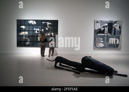 Malaga, Espagne. 26 mars 2021. Un couple a vu regarder une peinture exposée lors de l'ouverture de l'exposition au Centre d'art contemporain.l'artiste espagnol Rafael Macarron, montre sa première exposition individuelle 'Quince' dans un musée espagnol avec quinze œuvres, de peintures, dessins et sculptures en bronze de grand format. Il a participé à des expositions collectives et individuelles en Espagne et dans d'autres pays. L'exposition se tiendra du 26 mars au 6 juin 2021. (Photo de Jesus Merida/SOPA Images/Sipa USA) Credit: SIPA USA/Alay Live News Banque D'Images