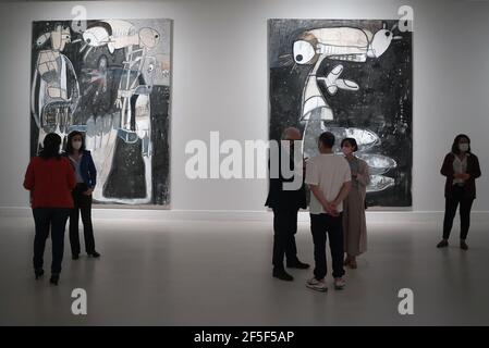 Malaga, Espagne. 26 mars 2021. Les gens ont vu se rassembler devant des peintures lors de l'ouverture de l'exposition au Centre d'art contemporain.l'artiste espagnol Rafael Macarron, montre sa première exposition individuelle 'Quince' dans un musée espagnol avec quinze œuvres, de peintures, de dessins et de sculptures en bronze de grand format. Il a participé à des expositions collectives et individuelles en Espagne et dans d'autres pays. L'exposition se tiendra du 26 mars au 6 juin 2021. (Photo de Jesus Merida/SOPA Images/Sipa USA) Credit: SIPA USA/Alay Live News Banque D'Images