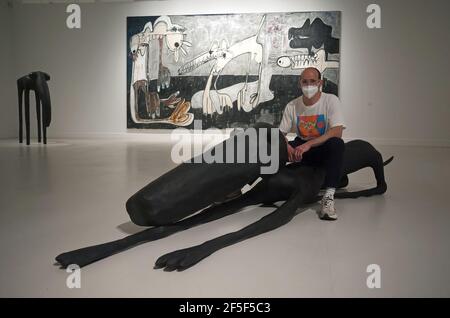 Malaga, Espagne. 26 mars 2021. Rafael Macarron pose aux médias tout en étant assis sur sa sculpture pendant l'ouverture de l'exposition au Centre d'art contemporain.l'artiste espagnol Rafael Macarron montre sa première exposition individuelle 'Quince' dans un musée espagnol avec quinze œuvres, de peintures, dessins et sculptures en bronze de grand format. Il a participé à des expositions collectives et individuelles en Espagne et dans d'autres pays. L'exposition se tiendra du 26 mars au 6 juin 2021. (Photo de Jesus Merida/SOPA Images/Sipa USA) Credit: SIPA USA/Alay Live News Banque D'Images