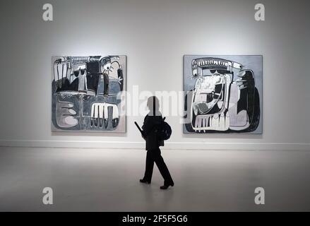 Malaga, Espagne. 26 mars 2021. Un journaliste a vu marcher devant les grandes peintures lors de l'ouverture de l'exposition au Centre d'art contemporain.l'artiste espagnol Rafael Macarron, montre sa première exposition individuelle 'Quince' dans un musée espagnol avec quinze œuvres, de peintures, dessins et sculptures en bronze de grand format. Il a participé à des expositions collectives et individuelles en Espagne et dans d'autres pays. L'exposition se tiendra du 26 mars au 6 juin 2021. (Photo de Jesus Merida/SOPA Images/Sipa USA) Credit: SIPA USA/Alay Live News Banque D'Images