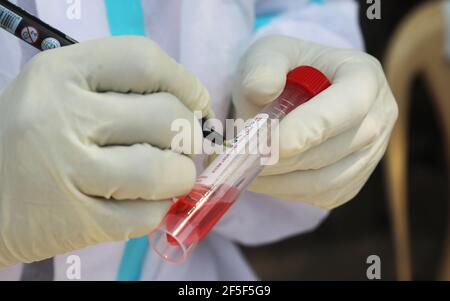 New Delhi, Inde. 26 mars 2021. Un travailleur de la santé portant un équipement de protection individuelle (EPI) a vu marquer un échantillon d'écouvillon pour le test Covid-19 RT-PCR sur le côté de la route à Shalimar Bagh.en Inde, 59,118 nouveaux cas confirmés de covid-19 ont été enregistrés dans les 24 dernières heures et le 69e jour de la vaccination, 55 millions de vaccins Covid-19 les doses administrées, et jusqu'à présent 23, 58,731 doses de vaccin ont été administrées au cours des 24 dernières heures. (Photo par Naveen Sharma/SOPA Images/Sipa USA) crédit: SIPA USA/Alay Live News Banque D'Images