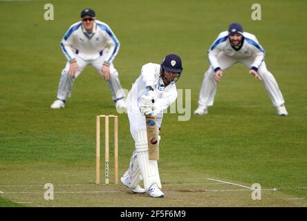 Les chauves-souris de Leus du Plooy de Derbyshire pendant le match d'avant-saison au terrain du comté d'Incora, Derby. Date de la photo : vendredi 26 mars 2021. Banque D'Images