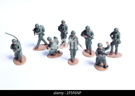 Jouet en plastique collé - groupe de soldats britanniques. Petites figurines peintes à la main. Banque D'Images