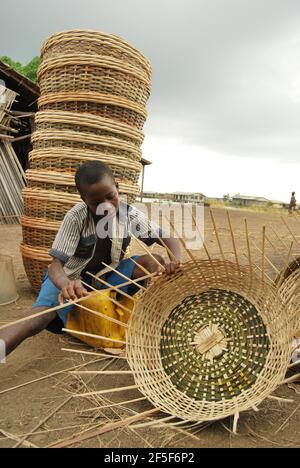 Un panier de tissage pour garçon dans la jupe de l'État d'Ondo, au Nigeria. Banque D'Images