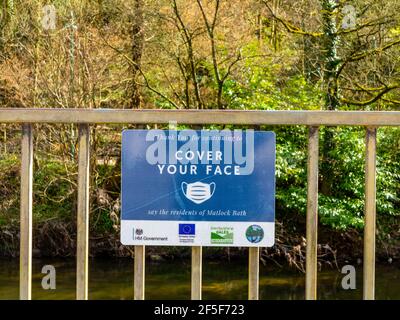 Signez les chemins de fer dans Matlock Bath Derbyshire UK demandant aux visiteurs de continuer à suivre les directives Covid 19 en mars 2021. Banque D'Images