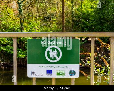 Signez les chemins de fer dans Matlock Bath Derbyshire UK demandant aux visiteurs de continuer à suivre les directives Covid 19 en mars 2021. Banque D'Images