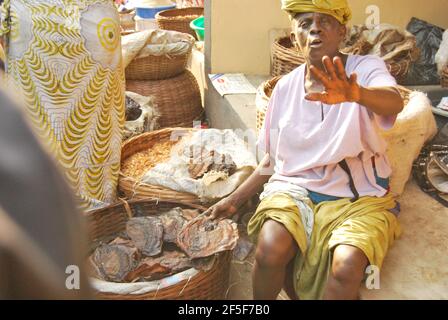 Une femme qui vend du poisson au marché d'Igbokoda, dans l'État d'Ondo, au Nigeria. Banque D'Images