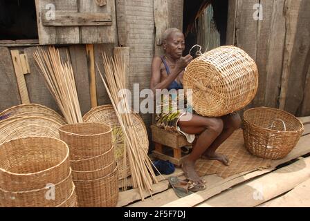 Une femme nigériane vante des paniers dans la jupe de l'État de Lagos, au Nigeria. Banque D'Images