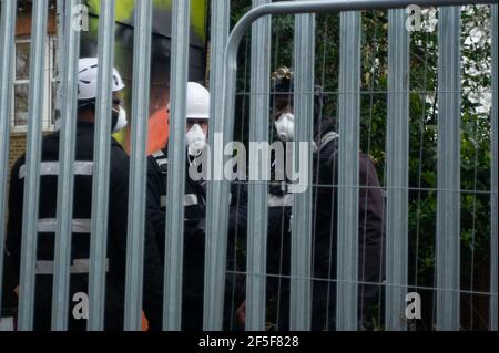 Sipson, Royaume-Uni. 8 mars 2021. Les agents de l'équipe nationale d'expulsion sont arrivés sur le site de Grow Heathrow ce matin et ont expulsé environ 15 squatters qui y vivent depuis 2010. Les activistes ont indiqué qu'aucun officier d'expulsion de la haute Cour n'était sur place et que le NET aurait enfreint la directive de pratique Covid 55C, car les résidents âgés et vulnérables vivaient sur le site. Les huissiers ont donné aux squatters aucun préavis et seulement deux heures pour qu'ils retirent leurs effets personnels. Les activistes ont été laissés dans la rue avec leurs animaux et sans nulle part où aller. Crédit: Maur Banque D'Images