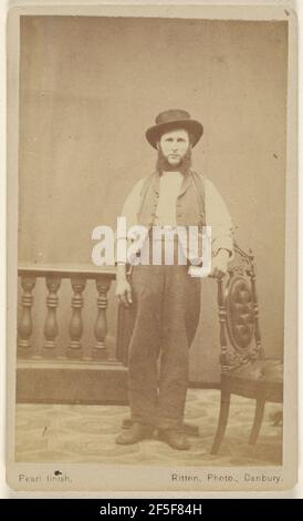 Homme non identifié avec de longues et bushy muttonchops portant un chapeau, debout, avec un bras sur une chaise. Edward D. Ritton (américain, 1823 - 1892) Banque D'Images