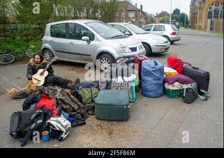 Sipson, Royaume-Uni. 8 mars 2021. Les agents de l'équipe nationale d'expulsion sont arrivés sur le site de Grow Heathrow ce matin et ont expulsé environ 15 squatters qui y vivent depuis 2010. Les activistes ont indiqué qu'aucun officier d'expulsion de la haute Cour n'était sur place et que le NET aurait enfreint la directive de pratique Covid 55C, car les résidents âgés et vulnérables vivaient sur le site. Les huissiers ont donné aux squatters aucun préavis et seulement deux heures pour qu'ils retirent leurs effets personnels. Les activistes ont été laissés dans la rue avec leurs animaux et sans nulle part où aller. Crédit: Maur Banque D'Images