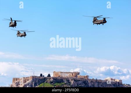 Boeing CH-47 hélicoptères Chinook volant en formation au-dessus d'Akropolis, Athènes, pendant la célébration des 200 ans de la guerre d'indépendance grecque Banque D'Images