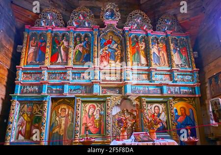 KIEV, UKRAINE - 13 MARS 2021 : l'iconostase en bois sculpté et peint de l'église historique Saint-Michel en bois de la région de Podillya, Pyrohiv Skansen Banque D'Images