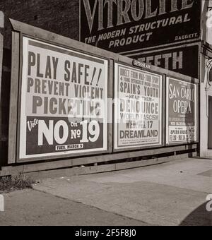 Empêchez les panneaux de piquetage violents à San Francisco, Californie. Mars 1937. Photo de Dorothea Lange. Banque D'Images